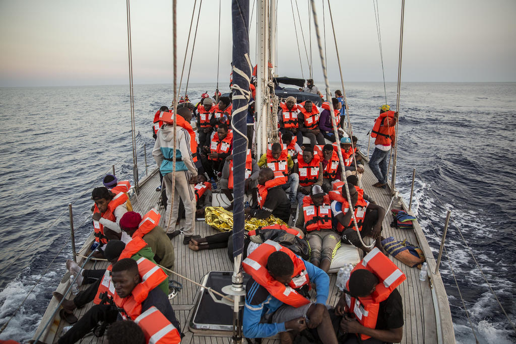 La ONG dijo que el decreto es ilegítimo porque no se puede aplicar a un barco que transporta personas rescatadas en el mar. (AP)