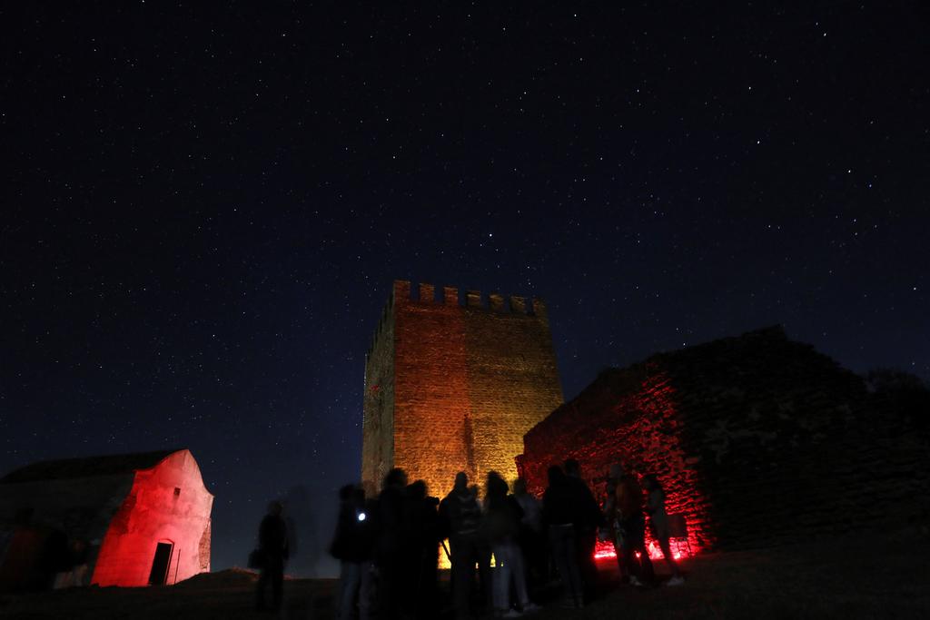 En la imagen, el Castillo de Noudar, en Barrancos (Portugal), durante una jornada de observación de estrellas. (EFE)