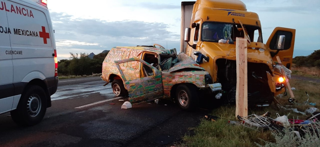 La camioneta se impactó de frente contra el tráiler en la carretera Cuencamé-Juan Aldama.