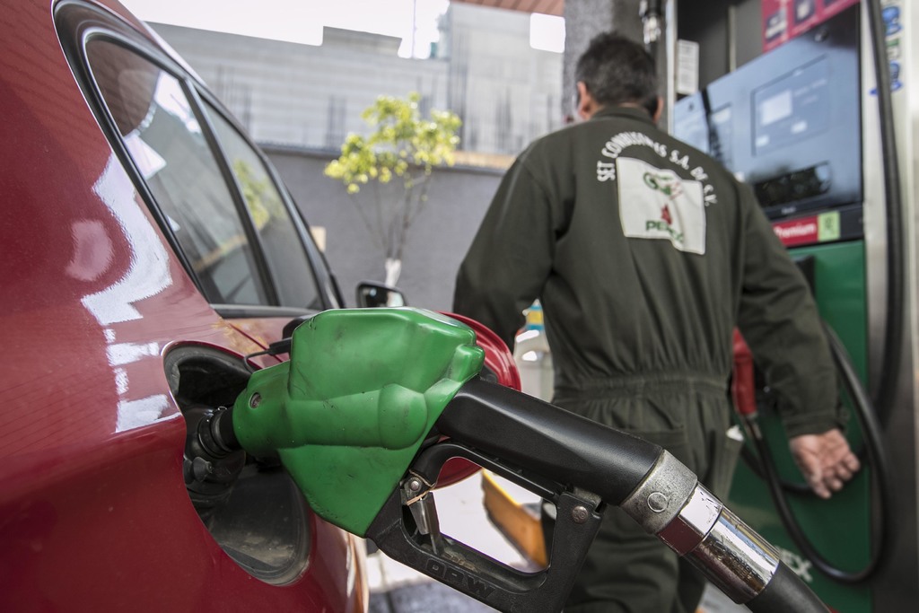 Daño. También los despachadores de gasolina reciben propinas de los conductores. Es prtácticamente la mitad de su sueldo.