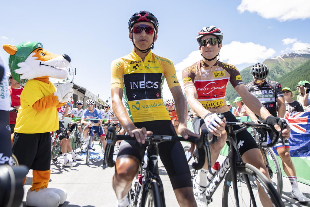 El ciclista colombiano Egan Bernal (i) luce como el favorito en las casas de apuestas para conquistar la competencia francesa.