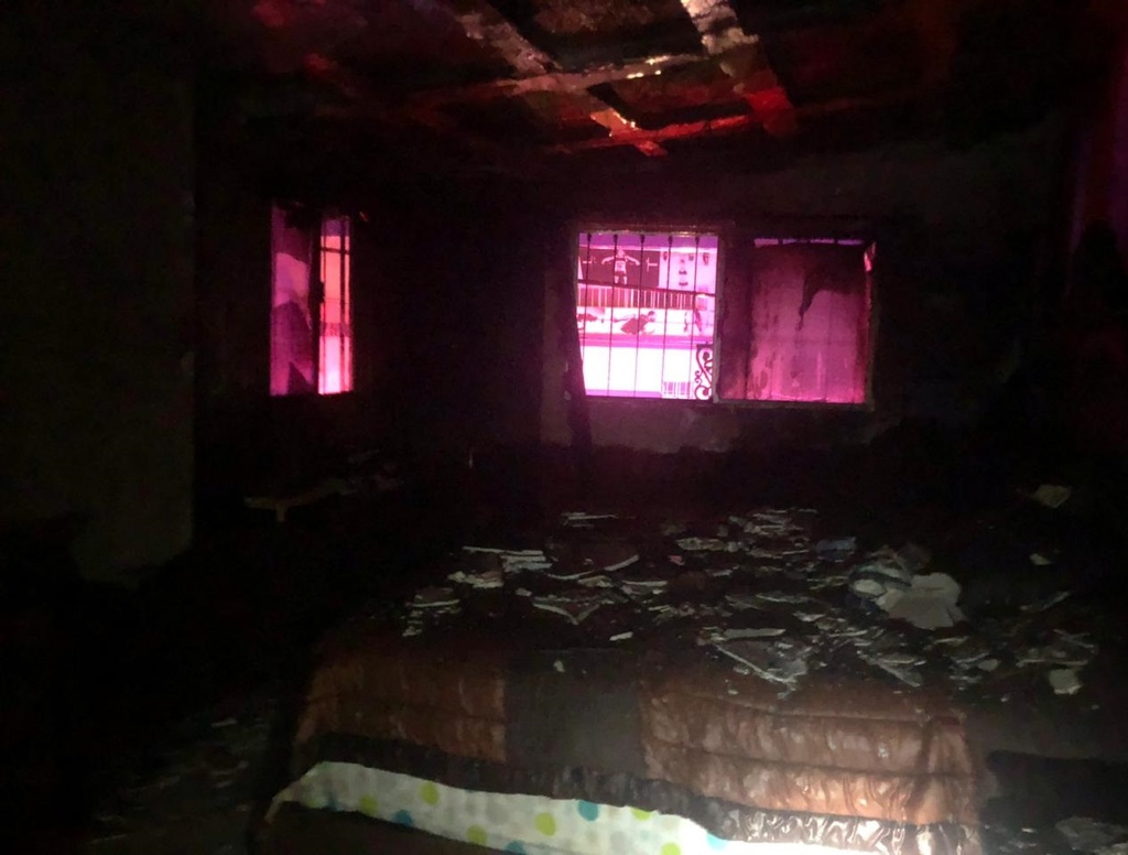 Hombre muere atrapado en el fuego que consumía su casa; esposa de 63 años presentó quemaduras. (EL SIGLO DE TORREÓN)