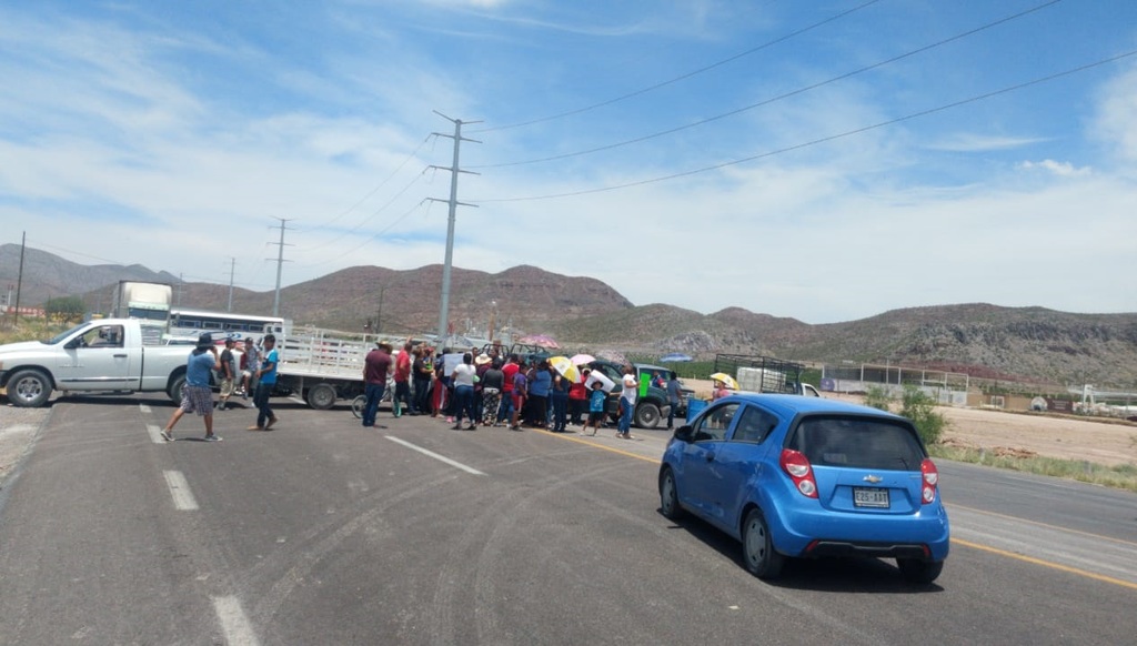 Durante la manifestación, los afectados colocaron sus vehículos a inmediaciones de la carretera a fin de impedir el tránsito. (EL SIGLO DE TORREÓN)