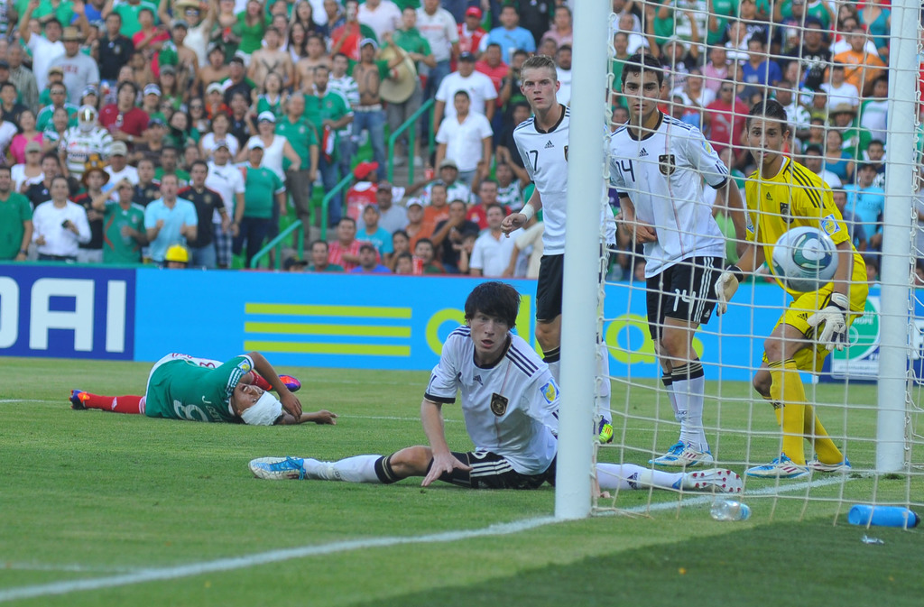 Ante la mirada de los germanos, Julio logró anotar el gol que puso a México en la final de aquel Mundial. (ARCHIVO)