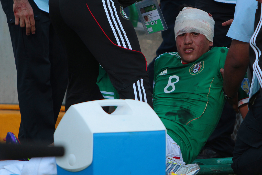 Gómez tuvo que ser vendado de la cabeza para que pudiera terminar el duelo de semifinales ante Alemania. (JAM MEDIA)