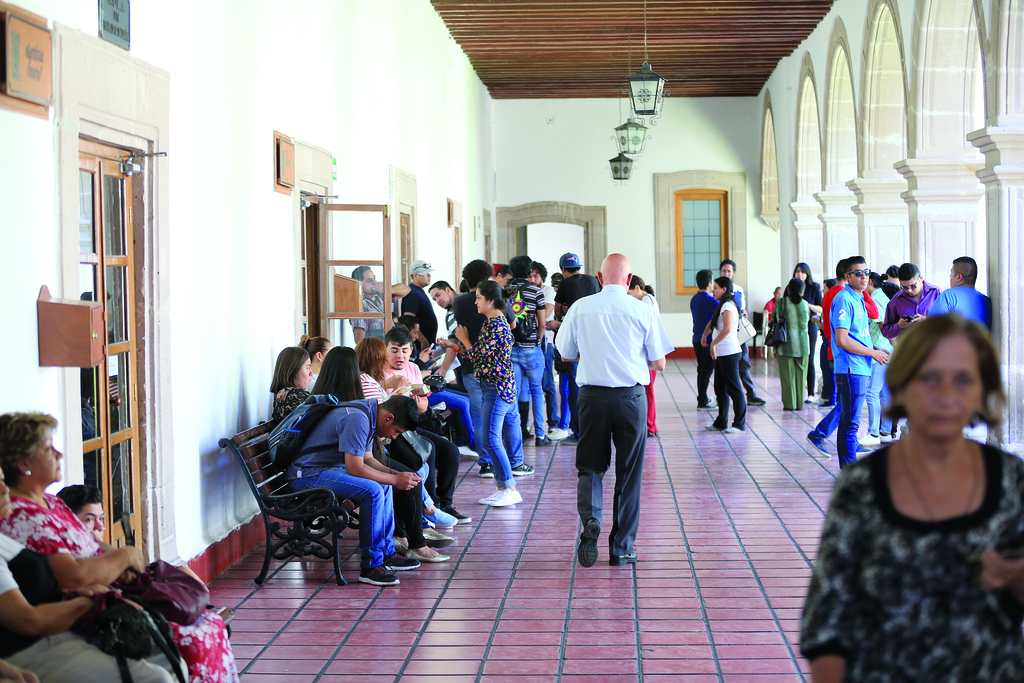 Se estima que se dejarían de percibir en la Universidad Juárez casi 90 millones de pesos por cobro de cuotas de inscripción y pago de derechos, entre otros trámites. (EL SIGLO DE TORREÓN)