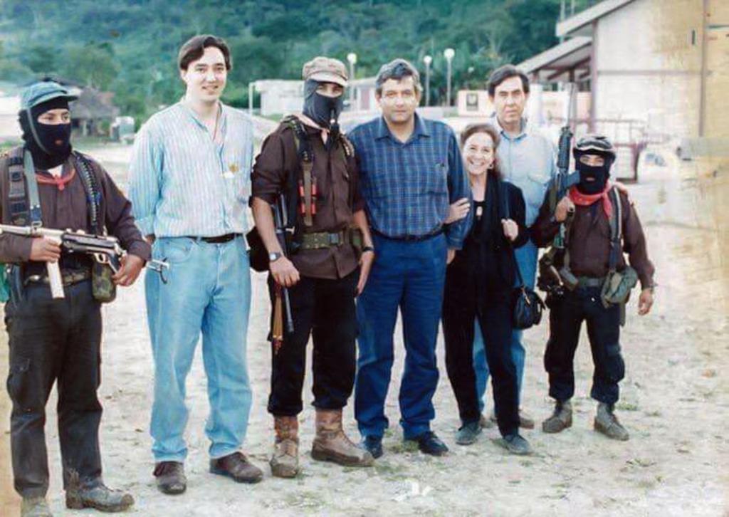 El presidente Andrés Manuel López Obrador subió a sus redes sociales una fotografía de 1994 con el entonces Subcomandante Marcos, líder del EZLN, en Las Margaritas, Chiapas. (TWITTER)a