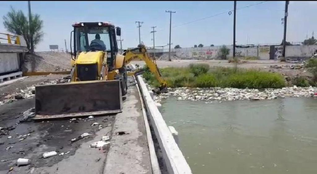 La tarde de este domingo se registraron escurrimientos leves en el canal Sacramento del municipio de Gómez Palacio, lo anterior debido a la acumulación de basura en el puente vehicular del bulevar Ejército Mexicano. (EL SIGLO DE TORREÓN) 