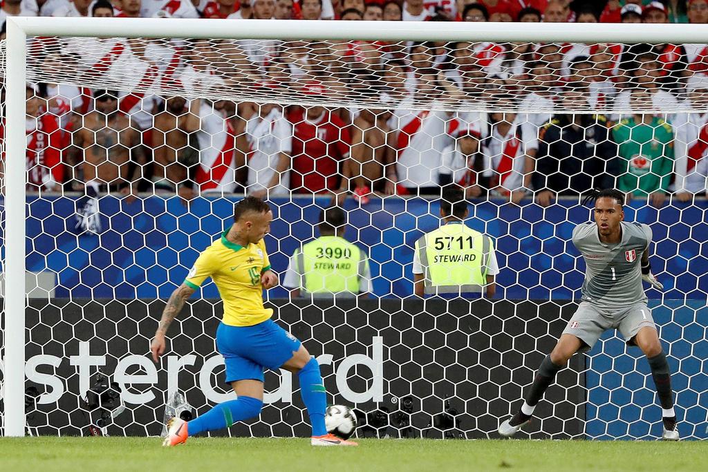 El delantero del Gremio Everton marcó a los 14 minutos el gol que tiene a Brasil ganando por 1-0 a Perú la final de la Copa América y de paso se perfila como máximo goleador del torneo, ahora con tres dianas. (EFE)