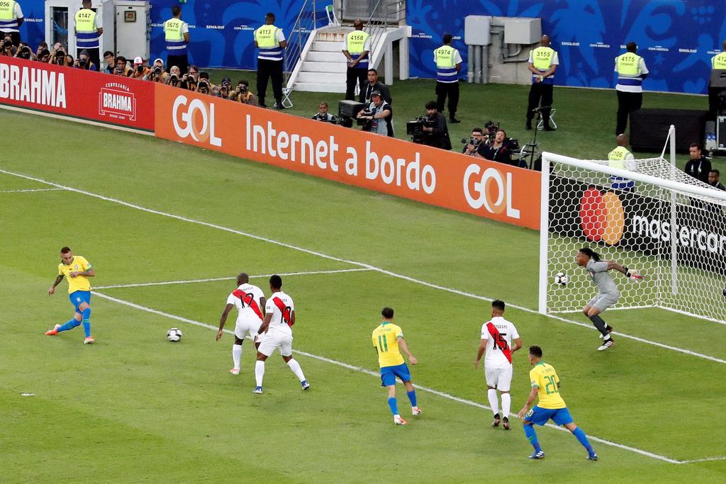 Al medio tiempo,  Brasil gana 2-1 en duelo con Perú; Everton y Gabriel Jesús del equipo brasileño, mientras Paolo del equipo andino han anotado hasta el momento en la final de Copa América. (EFE)