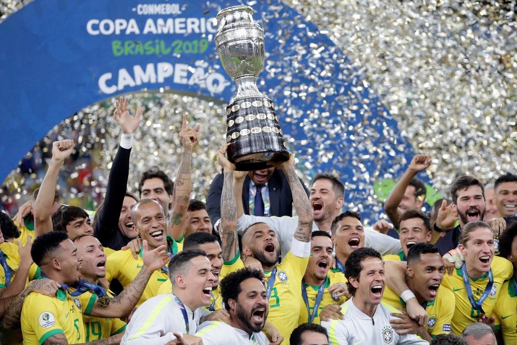 Dani Alves levanta el trofeo de la Copa América luego de que los brasileños se impusieran 3-1 a los peruanos en la gran final disputada en el mítico estadio Maracaná en Río de Janeiro. (EFE)