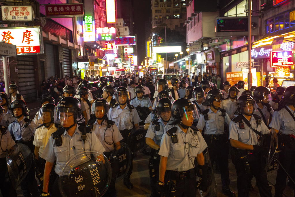 Una manifestación en Hong Kong derivó en un enfrentamiento entre policías y opositores. (ARCHIVO)