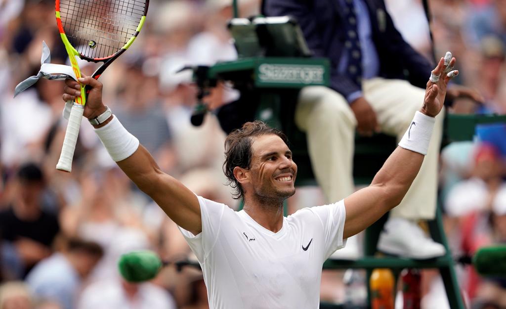 Rafael Nadal no requirió de tanto esfuerzo para instalarse entre los ocho mejores tenistas en el campeonato de Wimbledon. (EFE)