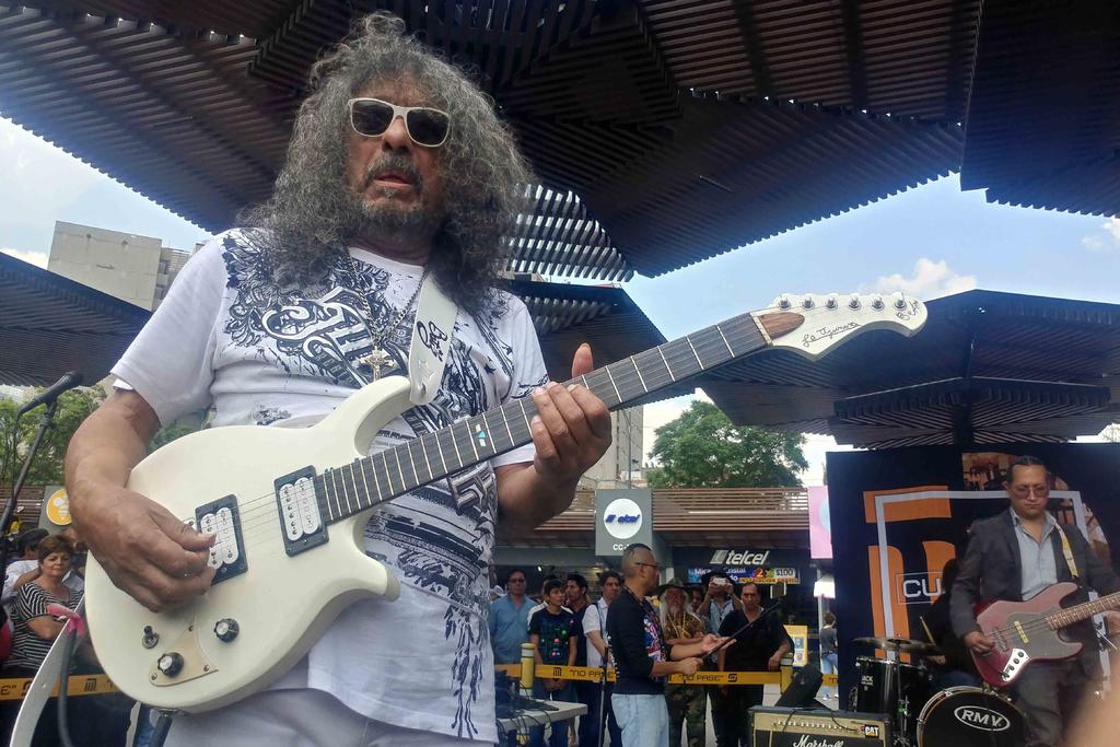 El guitarrista se considera afortunado por haber logrado una carrera que ama y que le ha permitido tocar los corazones de mucha gente y de músicos, entre ellos a Carlos Santana. (ARCHIVO)

