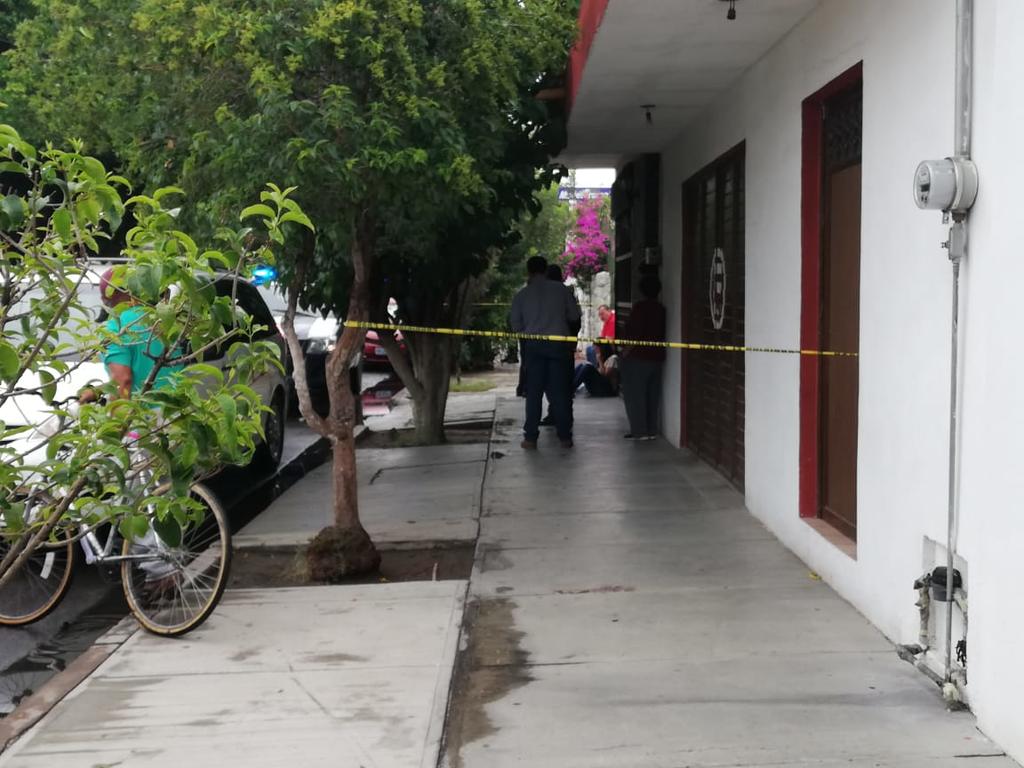 La víctima fue localizada sobre banqueta en la avenida Matamoros, entre las calles Chihuahua y Francisco Zarco de dicho sector habitacional. (EL SIGLO DE TORREÓN)
