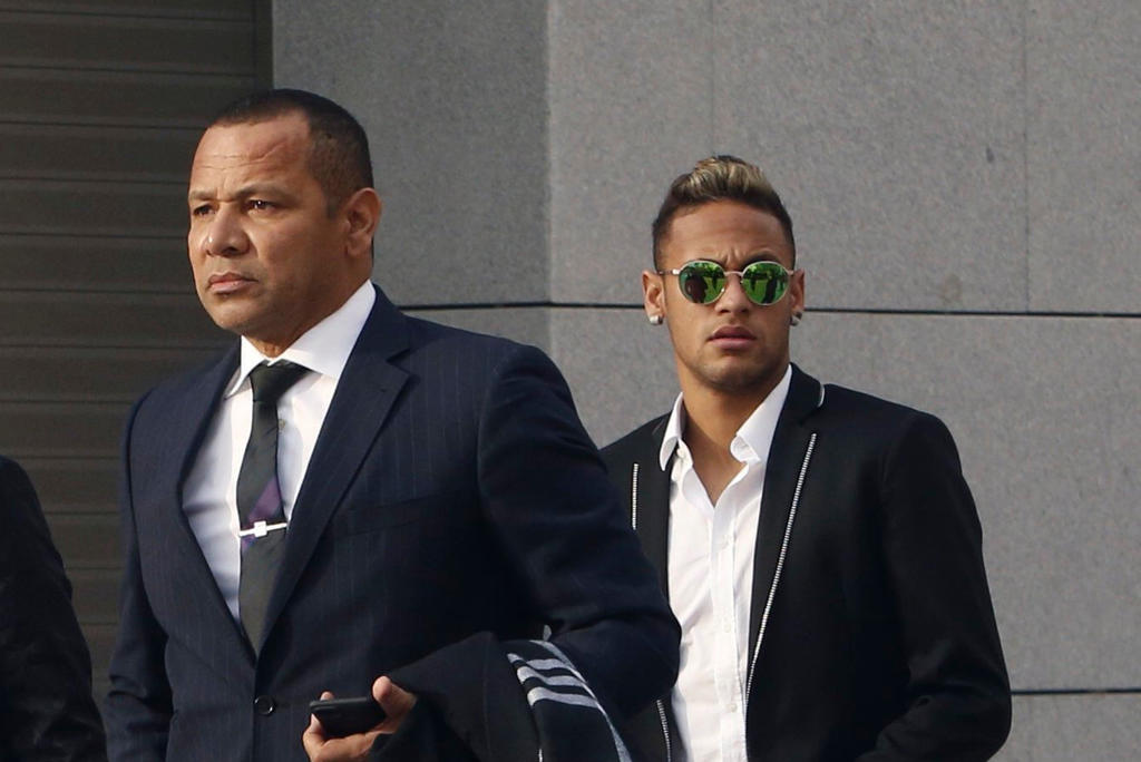 El padre del delantero contradijo al club y aseguró que el PSG sabía de los compromisos institucionales y comerciales de Neymar. (ARCHIVO)