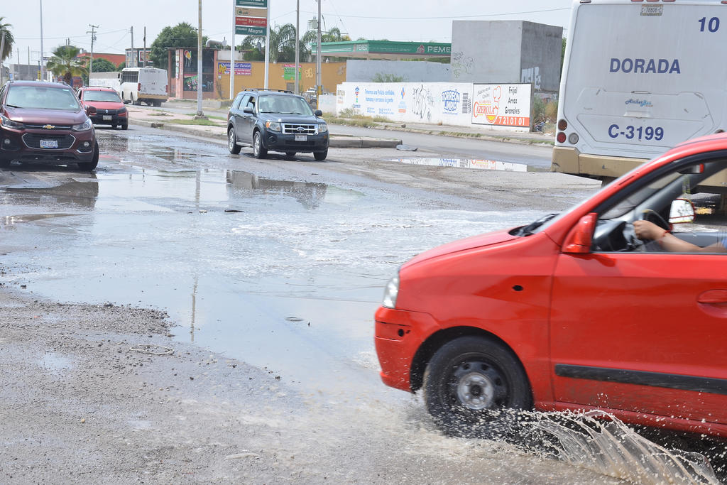 En sectores como La Fuente, Santiago Ramírez, Roma y Obispado se registraron algunas concentraciones de agua. (FERNANDO COMPEÁN)