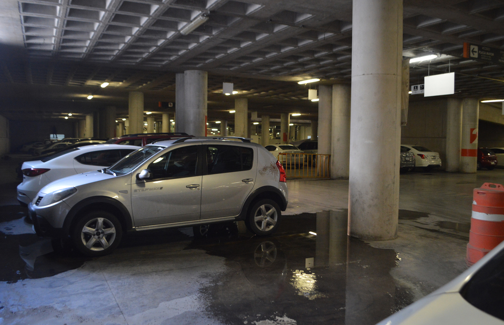 Otra vez se registraron filtraciones en el estacionamiento de la Plaza Mayor de Torreón. (ROBERTO ITURRIAGA)
