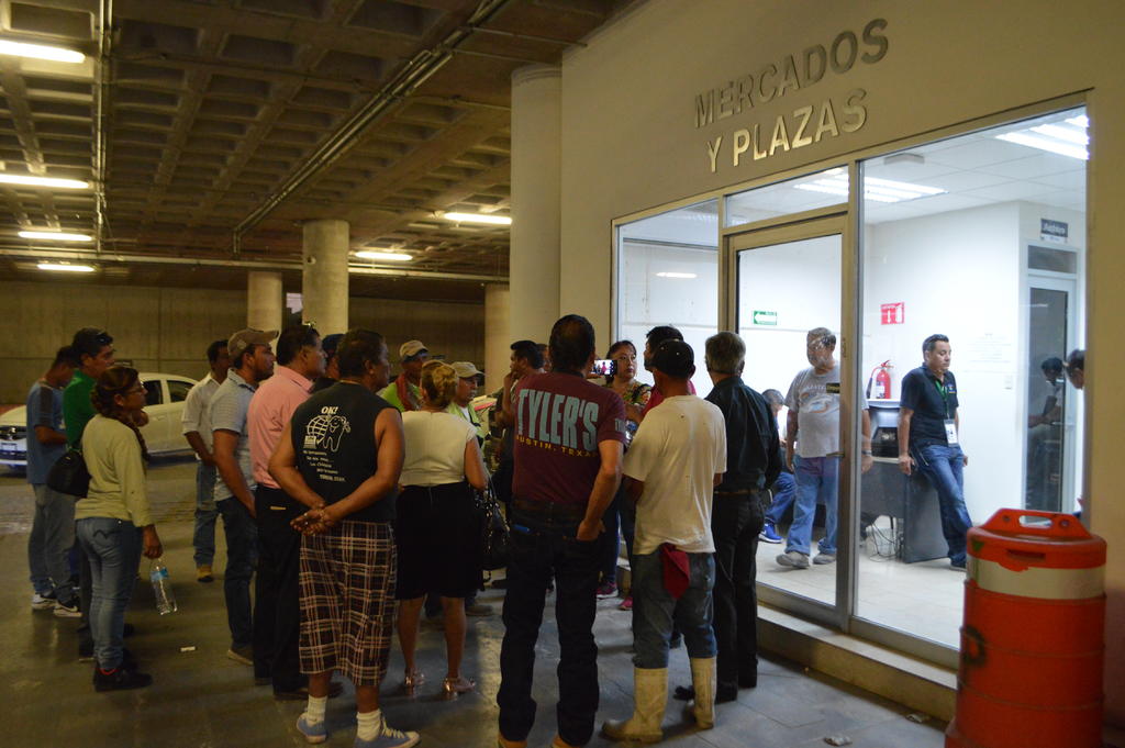 Comerciantes de la Alameda Zaragoza de Torreón realizaron hoy martes una protesta en las oficinas de Plazas y Mercados, en la Presidencia Municipal. (EL SIGLO DE TORREÓN/ROBERTO ITURRIAGA) 