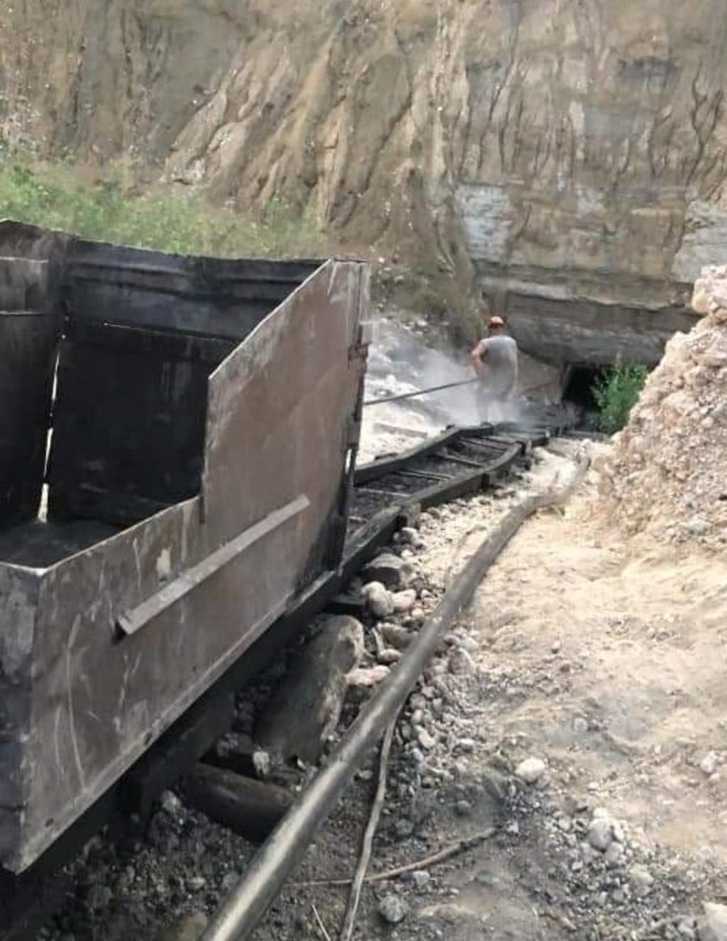 El minero atrapado bajo tierra responde al nombre de Juan Manuel Galván Robledo, tiene aproximadamente 35 años de edad, y sus compañeros esperan que sea rescatado con vida. (EL SIGLO COAHUILA)
