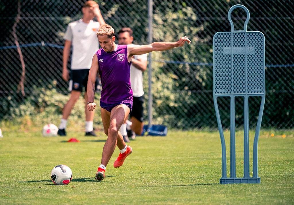Javier Hernández estrenará el nuevo número en su playera cuando este jueves el West Ham se mida al SCR Altach de Austria. (ESPECIAL)