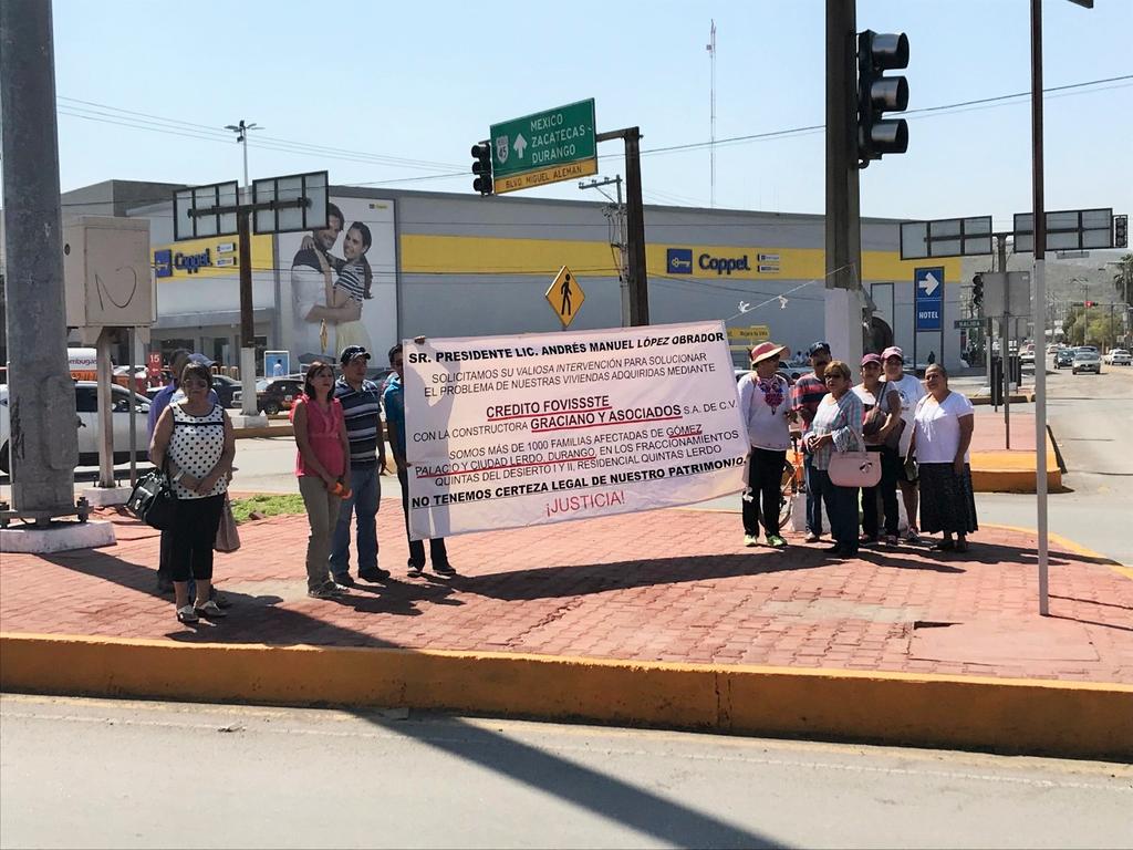 Los quejosos señalaron que son más de mil familias afectadas y que algunas de ellas ya tienen sus casas, pero no cuentan con sus escrituras. (EL SIGLO DE TORREÓN)