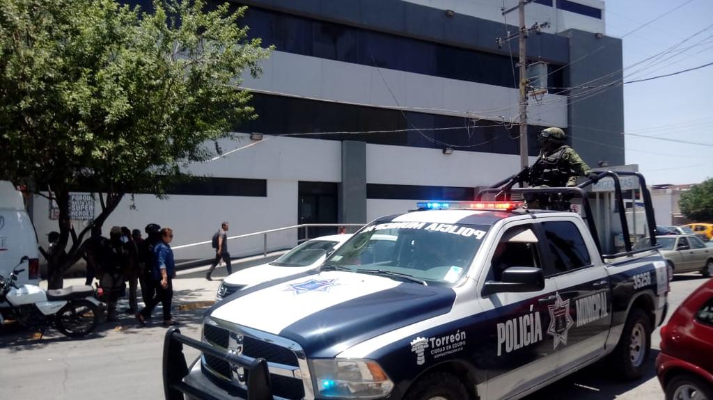El agente explicó al personal médico, que viajaba en la unidad 35185, con dirección al poblado Flor de Jimulco, cuando accidentalmente su arma de cargo calibre .223 se accionó y alcanzó a herirlo en el pie derecho. (EL SIGLO DE TORREÓN)
