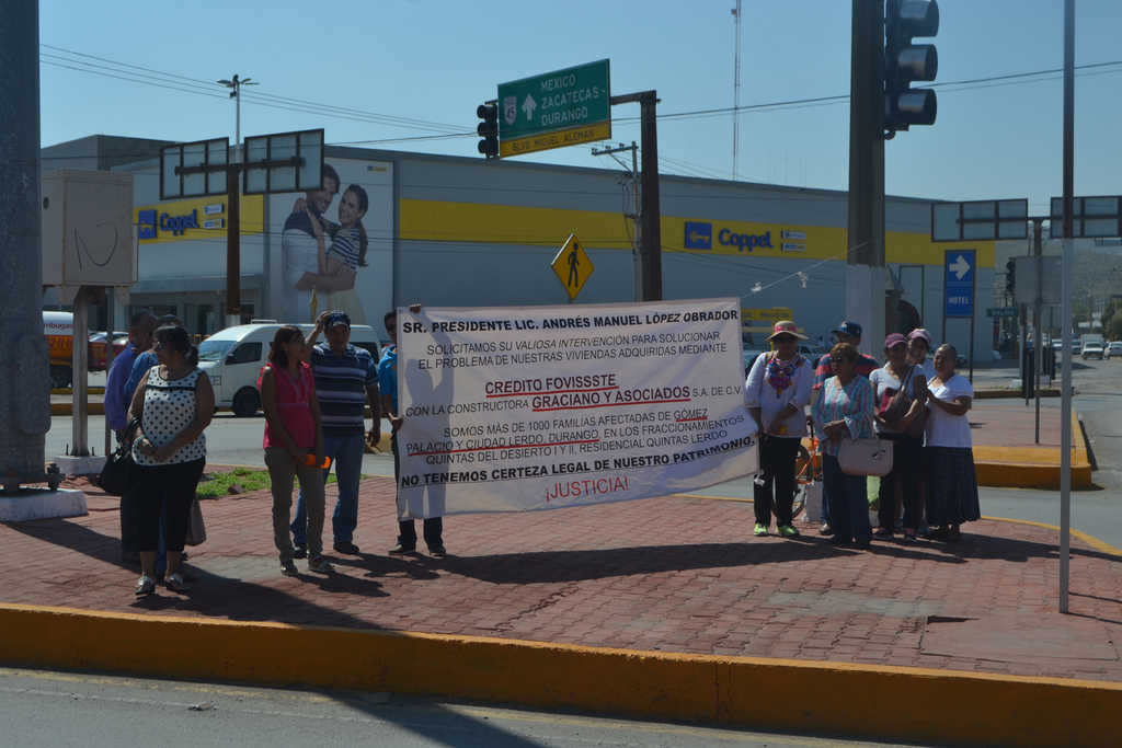 Los quejosos llevaron una lona donde piden el apoyo del Gobierno de Andrés Manuel López Obrador. (EL SIGLO DE TORREÓN)