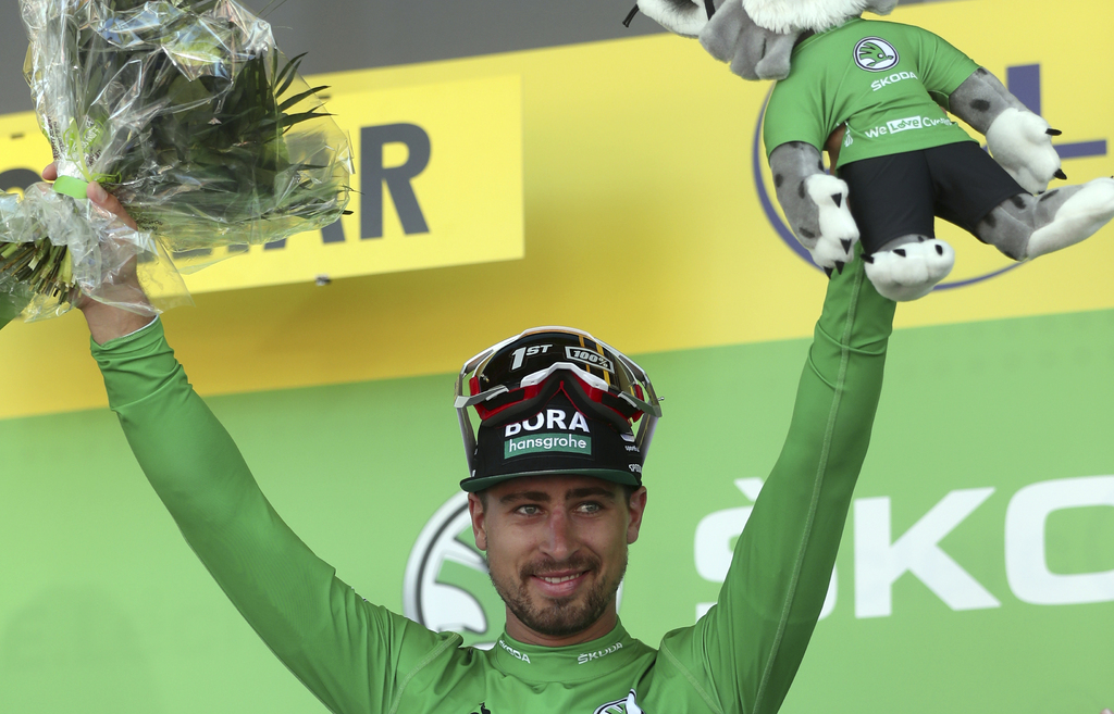 El ciclista eslovaco celebra en el podio tras ganar la quinta etapa del Tour de Francia, celebrada ayer en la ciudad de Colmar. (AP)