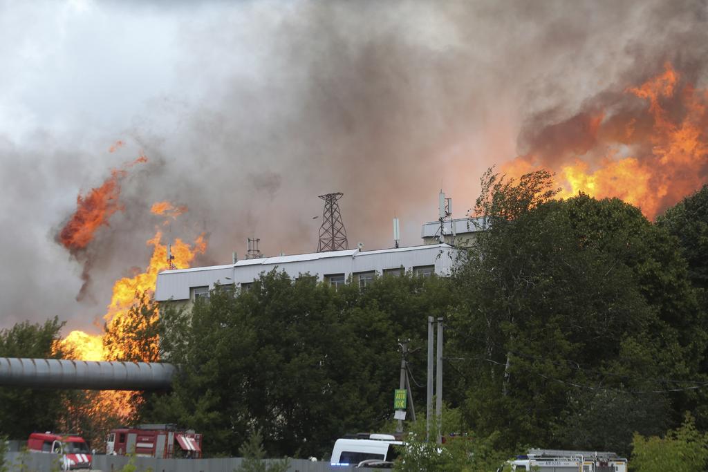 Las autoridades no han adelantado posibles causas del incendio, pero, según la televisión, pudo deberse a una explosión en una de las tuberías de gas que alimentan la central. (AP)