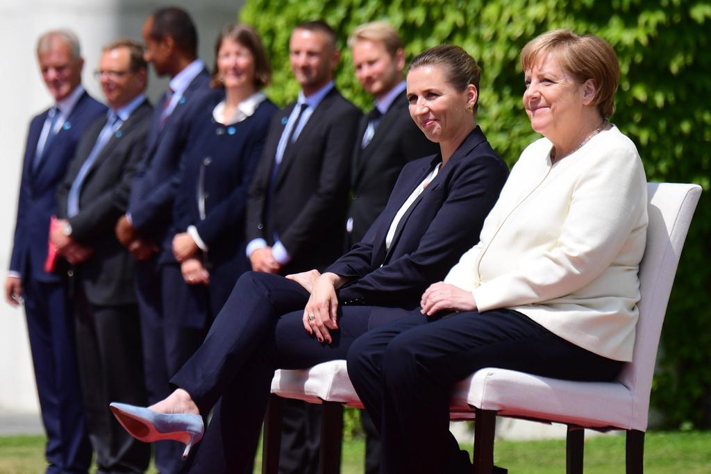 Merkel no dio indicios de mala salud mientras estuvo sentada junto a Mette Frederiksen en el exterior de la cancillería en Berlín. (EFE)