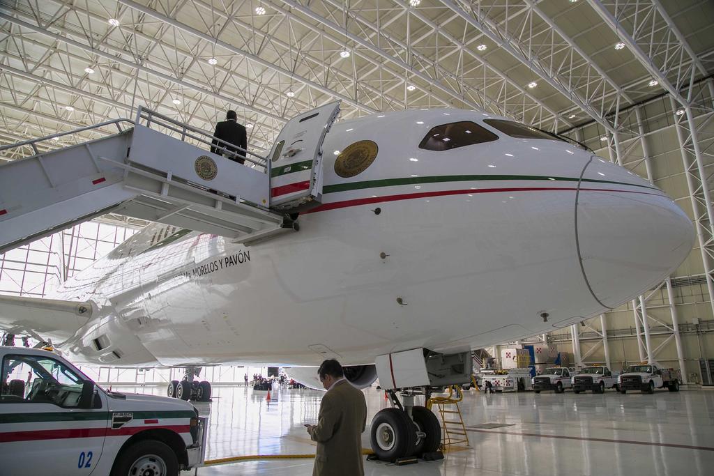 El presidente Andrés Manuel López Obrador informó que antes de termine el mes de julio cerrarán el proceso de venta del avión presidencial TP01, que desde diciembre pasado se encuentra en un hangar de California, Estados Unidos. (ARCHIVO)