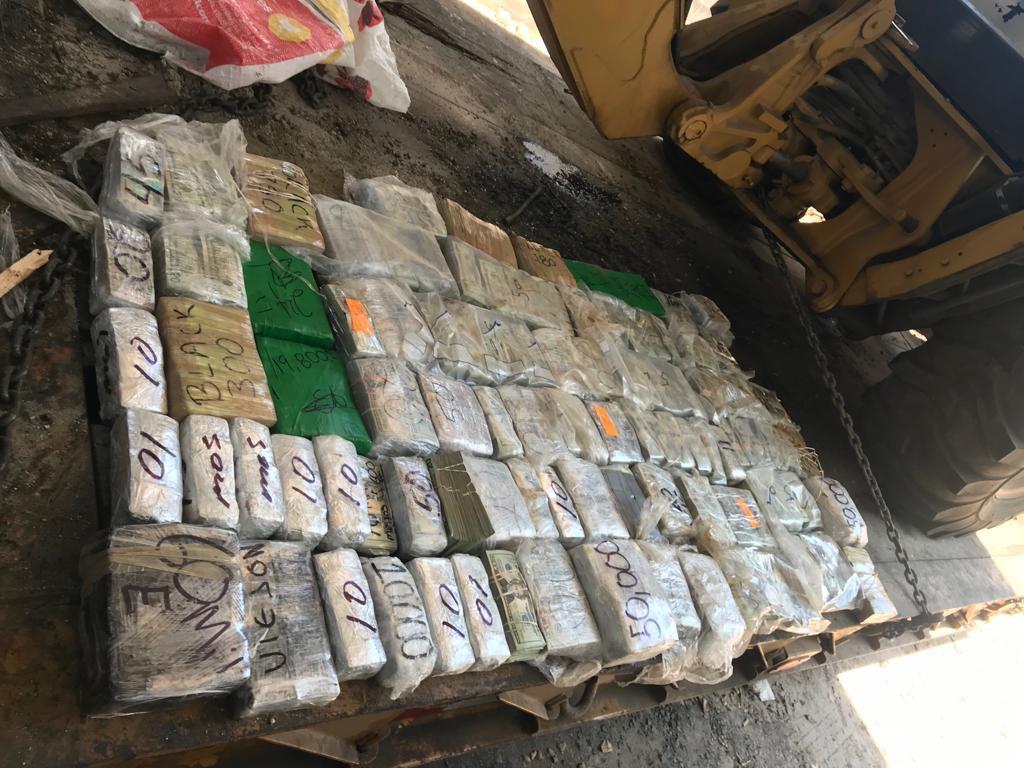 Las autoridades en la ciudad de Reynosa, en México, dijeron el jueves que decomisaron casi 1.7 millones de dólares en efectivo que habían sido cargados a una camioneta y a una retroexcavadora. (TWITTER)