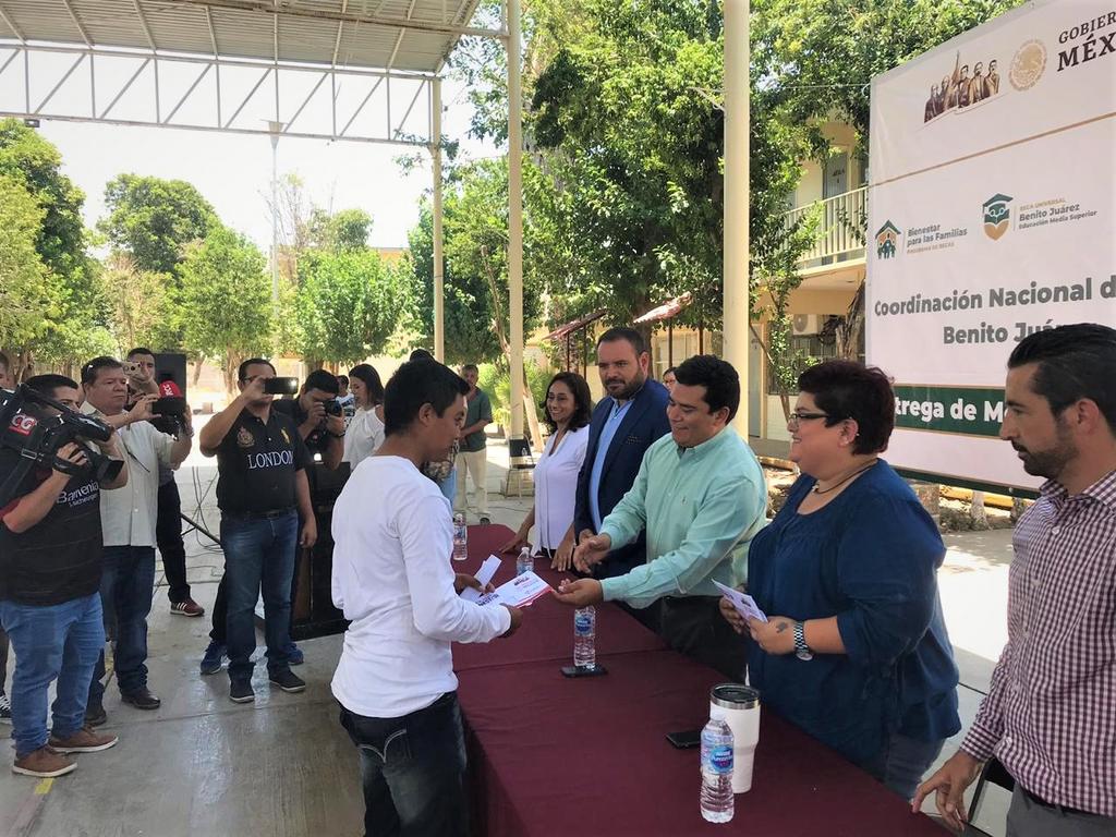 Se trata de 85 estudiantes de la carrera de ingeniería Agroalimentaria, quienes recibieron su apoyo por un total de 4 mil 800 pesos. (GUADALUPE MIRANDA)