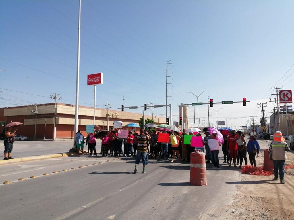 Este jueves a partir de las 10 de la mañana cerca de 150 mujeres y hombres bloquearon esta artería cercana a la Ciudad Industrial de Torreón. (VIRGINIA HERNÁNDEZ) 