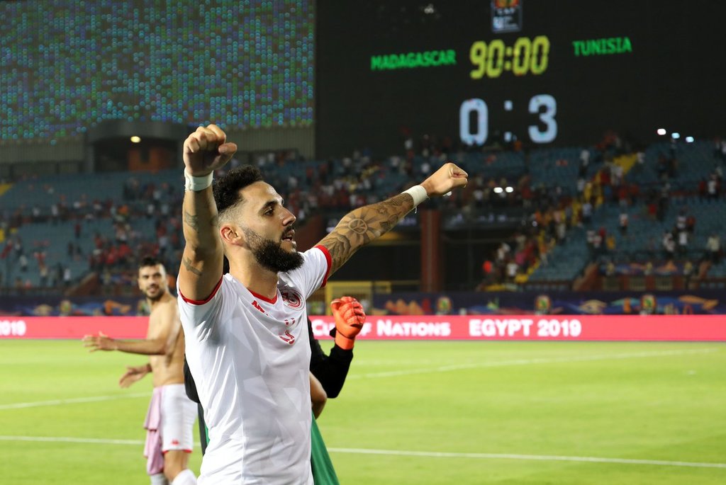 Los tunecinos festejan tras vencer a la selección de Madagascar en la Copa Africana de Naciones que se disputa en tierras egipcias. (ESPECIAL)