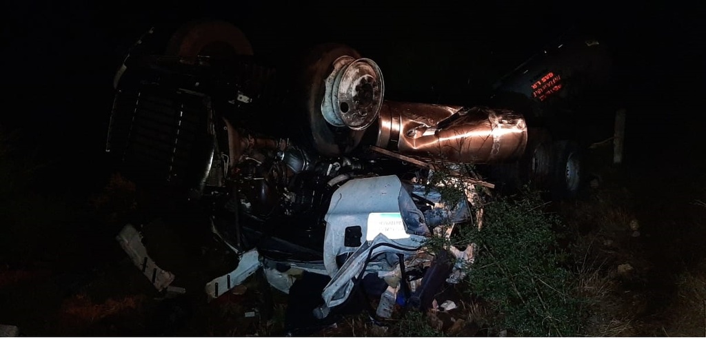 El conductor, identificado como Luciano Téllez Martínez, fallece tras volcar el vehículo en la autopista a Gómez Palacio. (EL SIGLO DE TORREÓN)