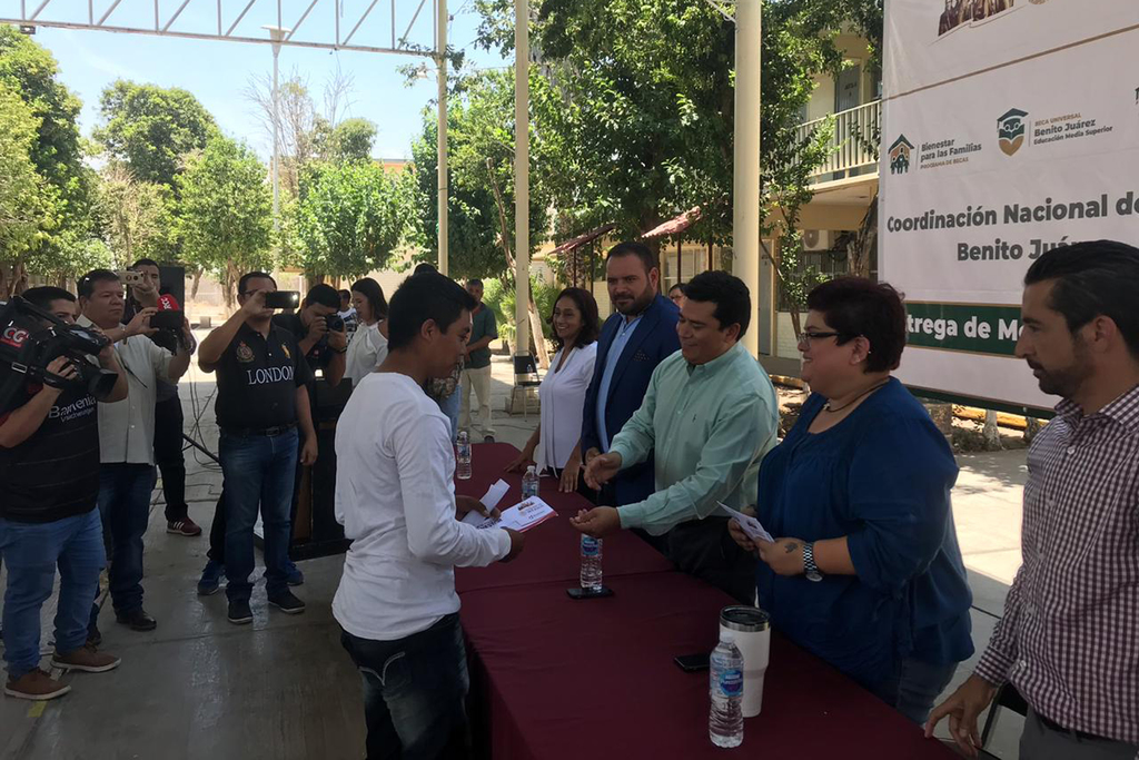 Ayer se entregaron 85 becas para los alumnos de la Universidad Benito Juárez, de Fco. I. Madero. (EL SIGLO DE TORREÓN)