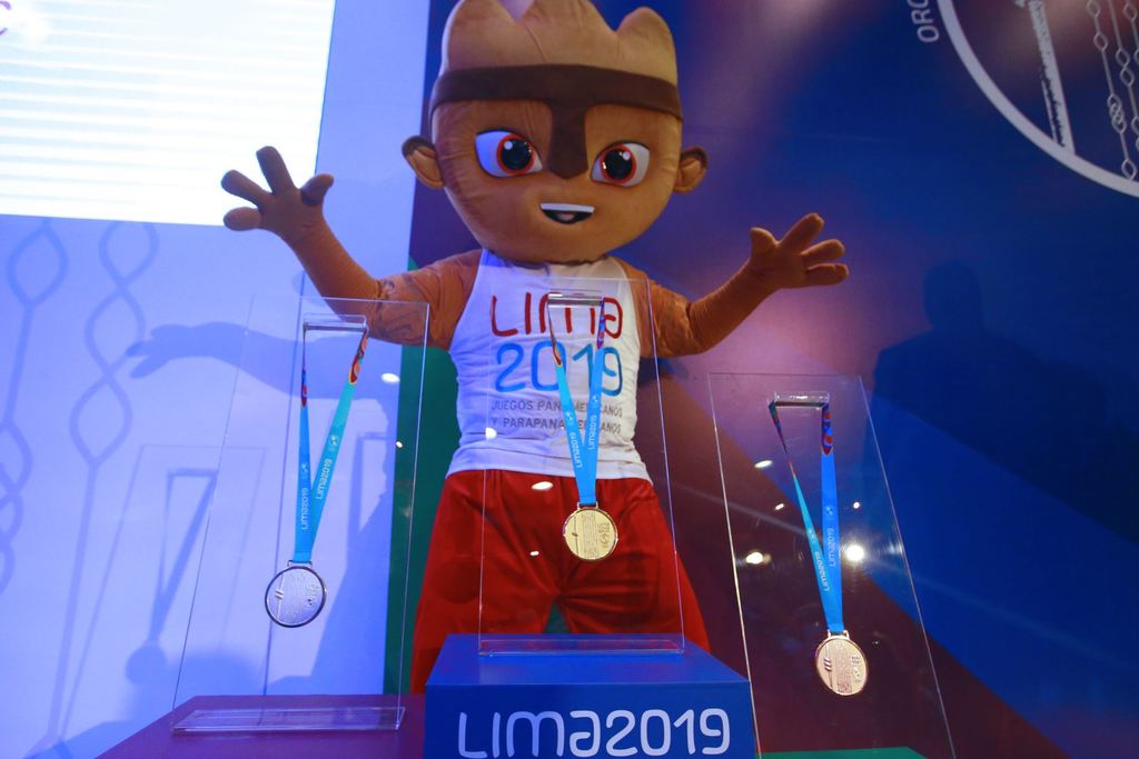 Milco, la mascota de Panamericanos, posa con las medallas. (CORTESÍA)