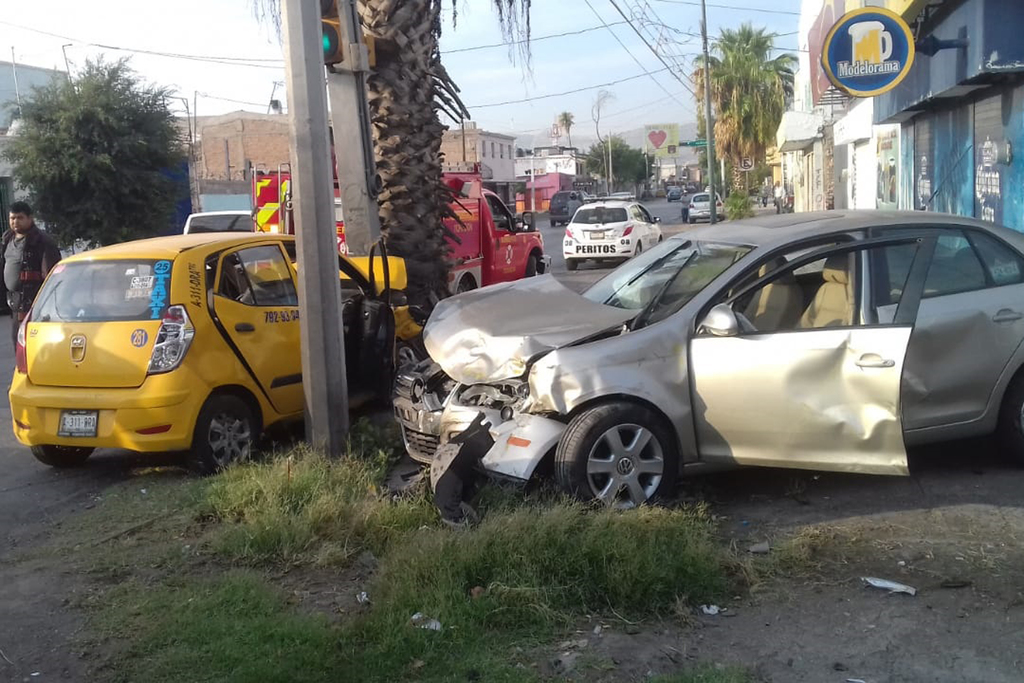 Se impactan taxista y auto en Guerrero y calle 12; ambas unidades fueron enviadas al corralón municipal. (EL SIGLO DE TORREÓN)