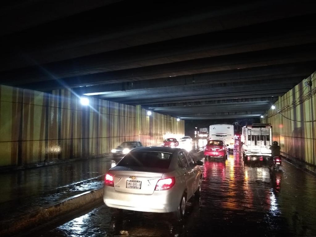La fuerte lluvia que cayó la víspera en la zona metropolitana de Querétaro provocó que diversas calles y avenidas se inundaran y fueran parcialmente cerradas, además de que el agua ingresó en al menos 10 viviendas y comercios, sin riesgo mayor. (TWITTER)