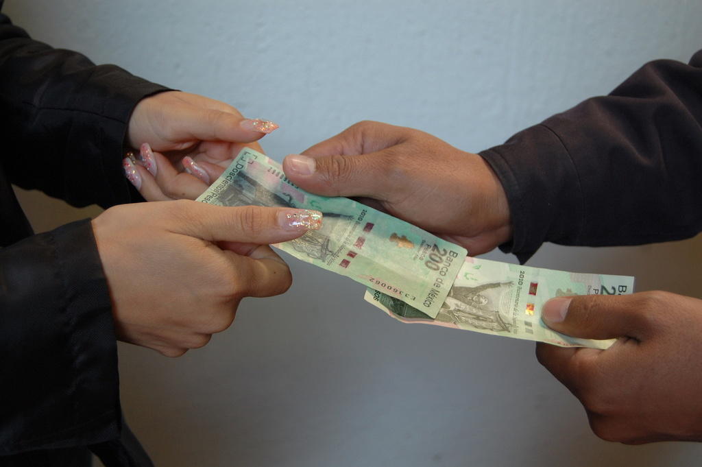 Policías estatales detuvieron a tres personas señaladas por presunta portación de 13 mil pesos en papel moneda falso. (ARCHIVO)