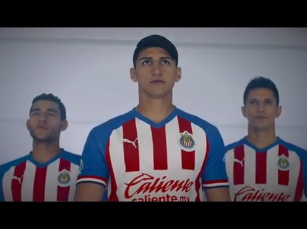 Chivas de Guadalajara presumió el que será su nuevo uniforme de local para el Torneo Apertura 2019 de la Liga MX. (ESPECIAL)