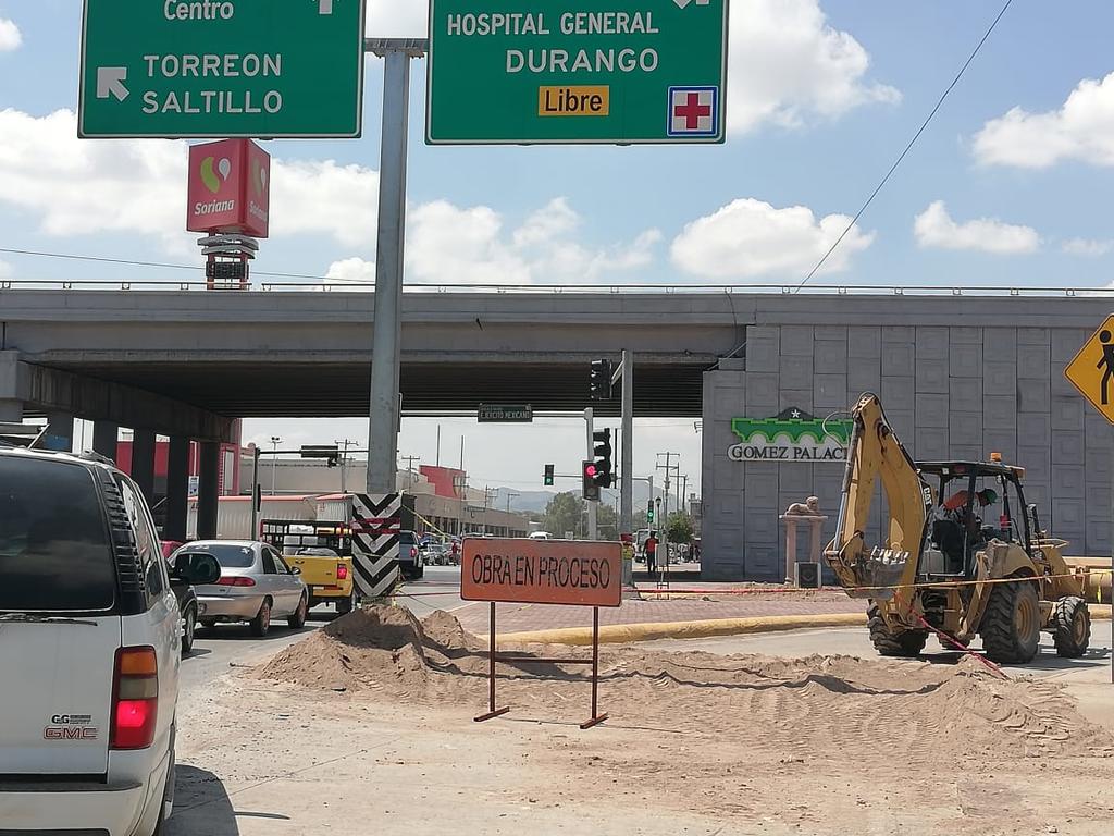 Encargados de la obra señalaron que los trabajos consisten en la nivelación con concreto y fierro armado, de los cruces ferroviarios en ambos cuerpos laterales, con lo cual se dará mayor resistencia y durabilidad. (MA. ELENA OLGUÍN)
