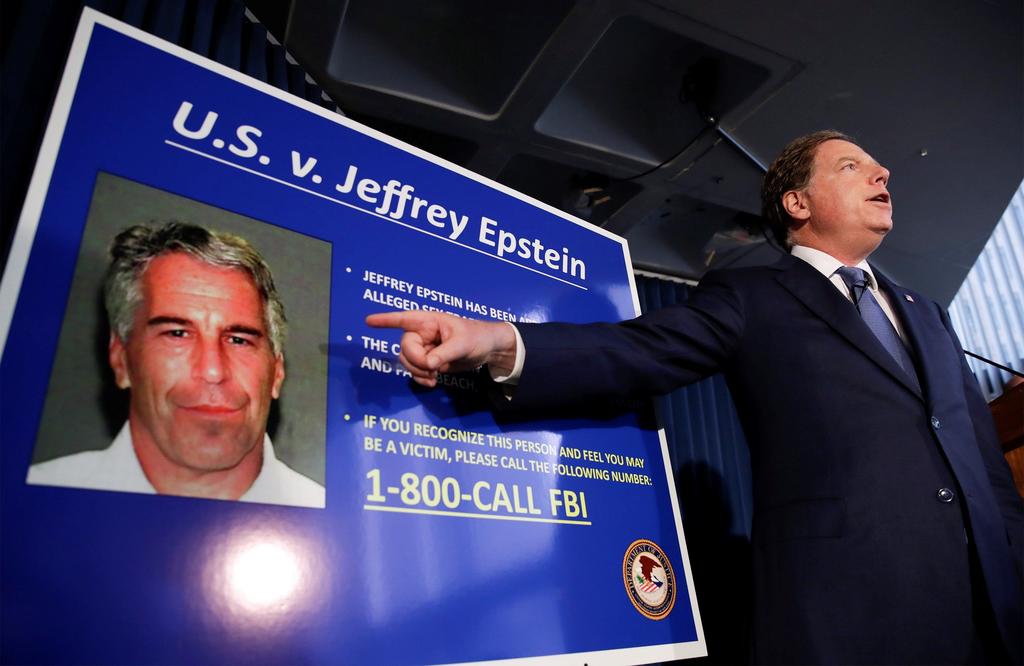 Epstein está acusado de ayudarse de empleados y colaboradores para atraer a sus residencias a niñas, a quienes pagaba cientos de dólares tras cometer actos sexuales contra ellas.(ARCHIVO)