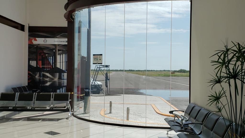 Los fuertes vientos rompieron cristales del Aeropuerto Internacional “General Eulalio Gutiérrez Ortiz”. (EL SIGLO)