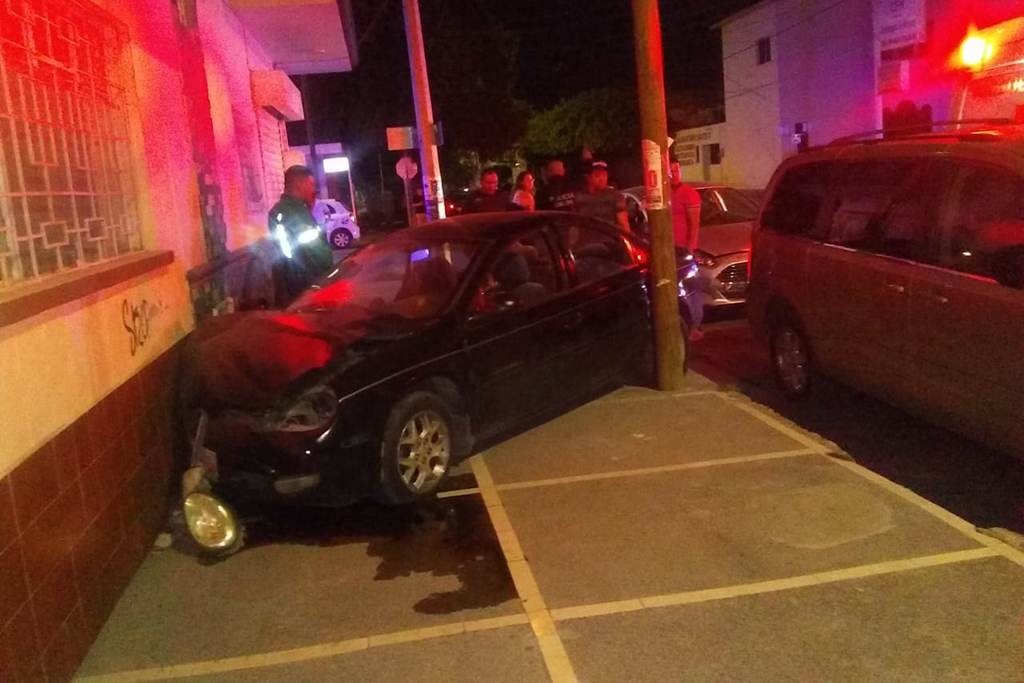 El vehículo se impactó contra un auto estacionado, se subió a la banqueta y causó daños en una finca. (EL SIGLO DE TORREÓN)