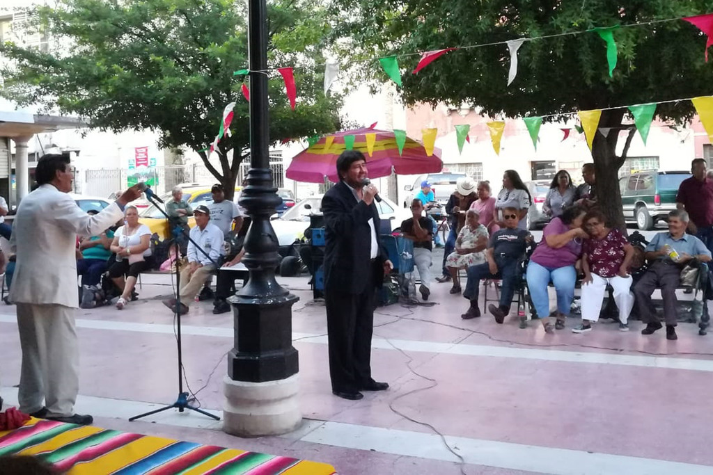 José Ángel además de cantar en el centro histórico de la ciudad ha grabado ya 14 discos con canciones populares. (FERNANDO GONZÁLEZ)