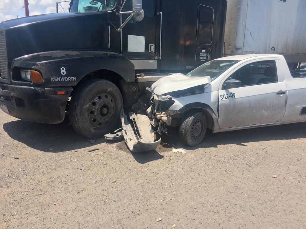 Dos personas resultaron lesionadas luego de que la camioneta en la que viajaban se impactó contra un tráiler en el bulevar Ejército Mexicano de la ciudad de Gómez Palacio. (EL SIGLO DE TORREÓN)
