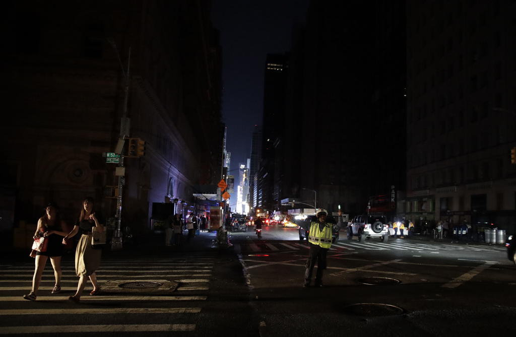 Las autoridades de Nueva York descartaron este domingo que el apagón masivo ocurrido el sábado en la zona oeste de la ciudad, que afectó a unos 72,000 clientes, fuera resultado de un ataque. (EFE)